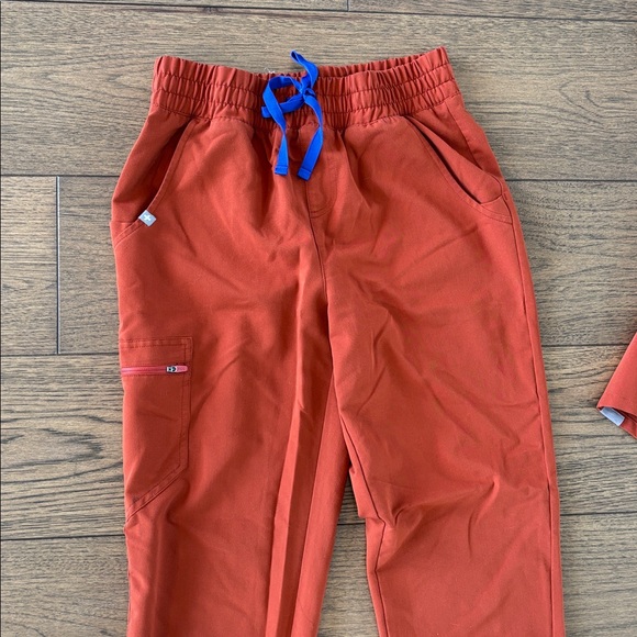 FIGS ladies scrub set - Picture 3 of 9